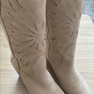 dolce vita Women's Beige Suede Western Boots